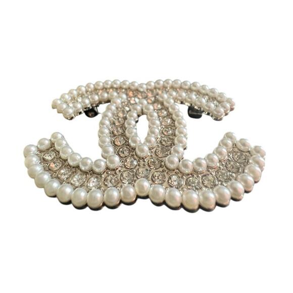 Chanel Silver Crystal CC Pearl Trimmed Brooch Winter Act II 2023 (CCXX022) - Picture 2 of 4
